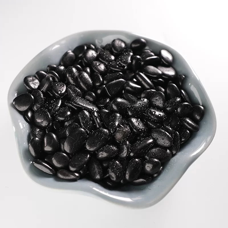 หินกรวดธรรมชาติที่มีสีสัน / ขาว / ดำ / เหลืองสำหรับการจัดสวนในสวนสาธารณะ