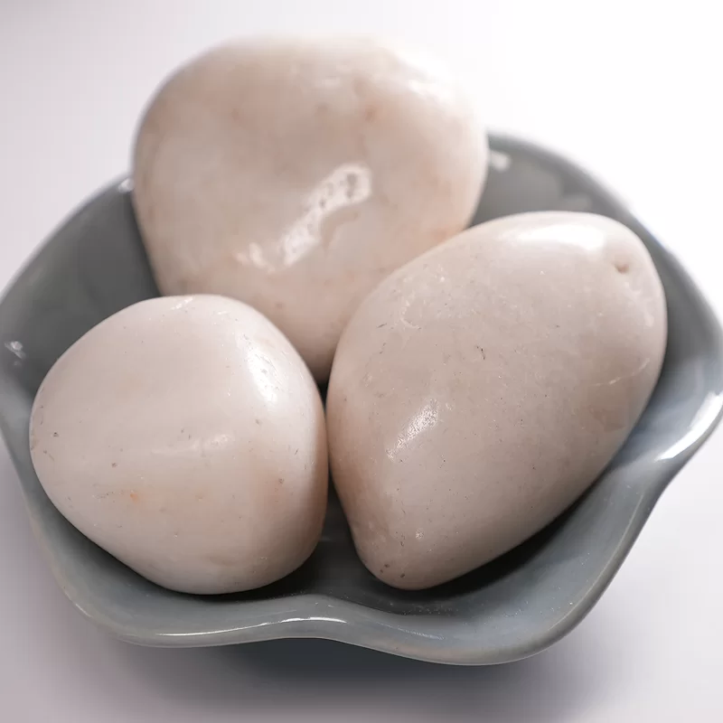 หินกรวดธรรมชาติที่มีสีสัน / ขาว / ดำ / เหลืองสำหรับการจัดสวนในสวนสาธารณะ