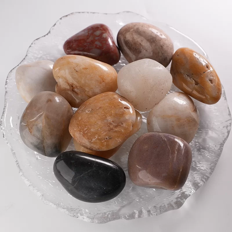 หินกรวดธรรมชาติที่มีสีสัน / ขาว / ดำ / เหลืองสำหรับการจัดสวนในสวนสาธารณะ